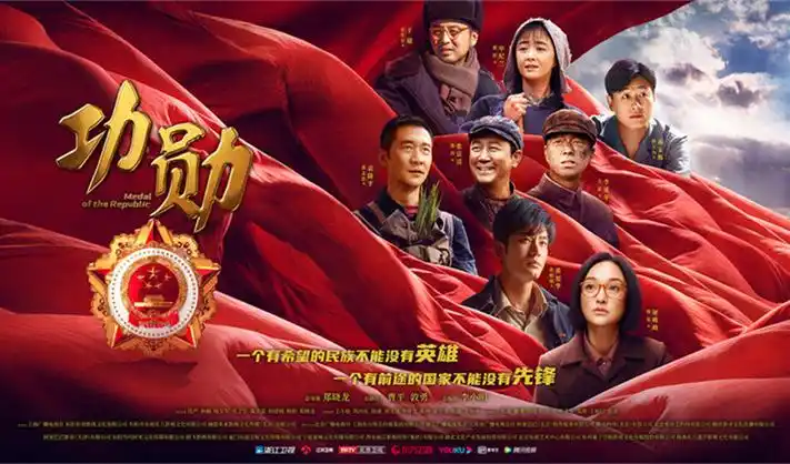 雾灰与樱粉配色的高分影片对比表横幅